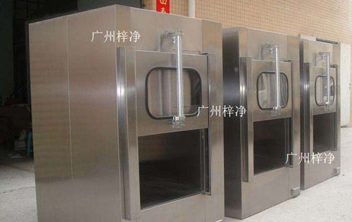 傳遞窗廣泛應用于微細科技、生物實驗室、制藥廠、醫院、食品加工業、LCD、電子廠等等一切需要空氣凈化的場所。