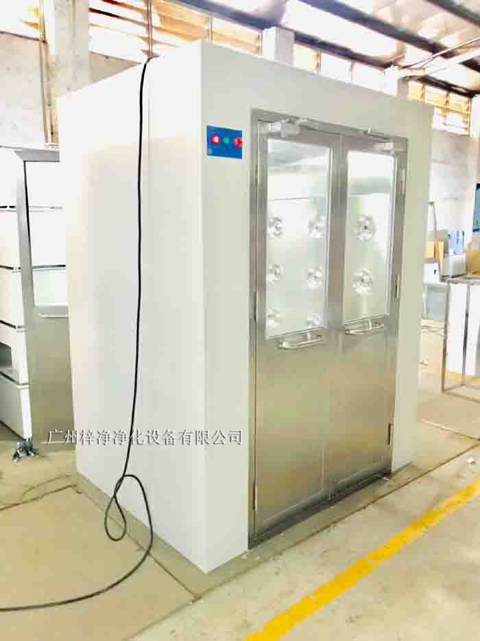 風(fēng)淋室是一種密閉的凈化設(shè)備,主要由外殼、風(fēng)淋?chē)娮臁L(fēng)機(jī)、空氣過(guò)濾器、控制系統(tǒng)等部分組成。 風(fēng)淋室是一種密閉的凈化設(shè)備,主要由外殼、風(fēng)淋?chē)娮臁L(fēng)機(jī)、空氣過(guò)濾器、控制系統(tǒng)等部分組成。