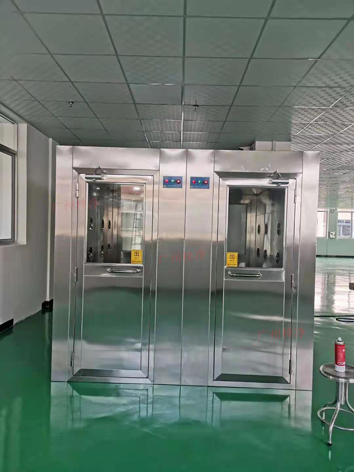 風淋室和潔凈室都是確保產品生產環境達到高潔凈度的重要設施。