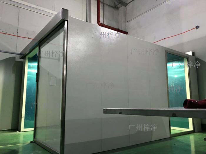風(fēng)淋室是醫(yī)療設(shè)備生產(chǎn)車間中不可或缺的潔凈設(shè)備 風(fēng)淋室是醫(yī)療設(shè)備生產(chǎn)車間中不可或缺的潔凈設(shè)備