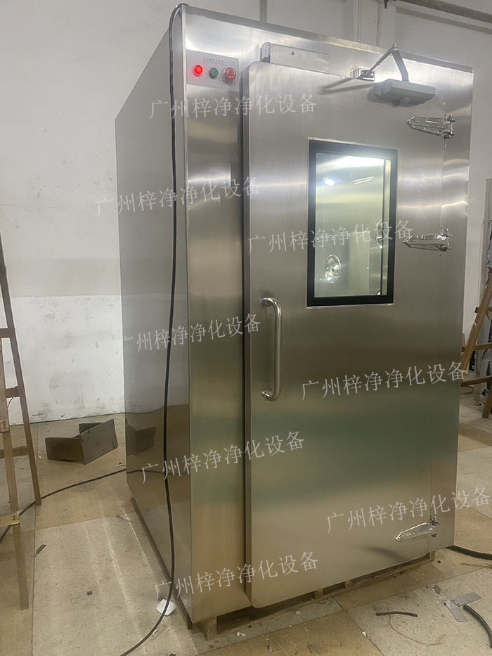 高端滿焊風(fēng)淋室采用滿焊接工藝，無(wú)縫連接，防止塵埃進(jìn)入，確保潔凈室的空氣質(zhì)量。