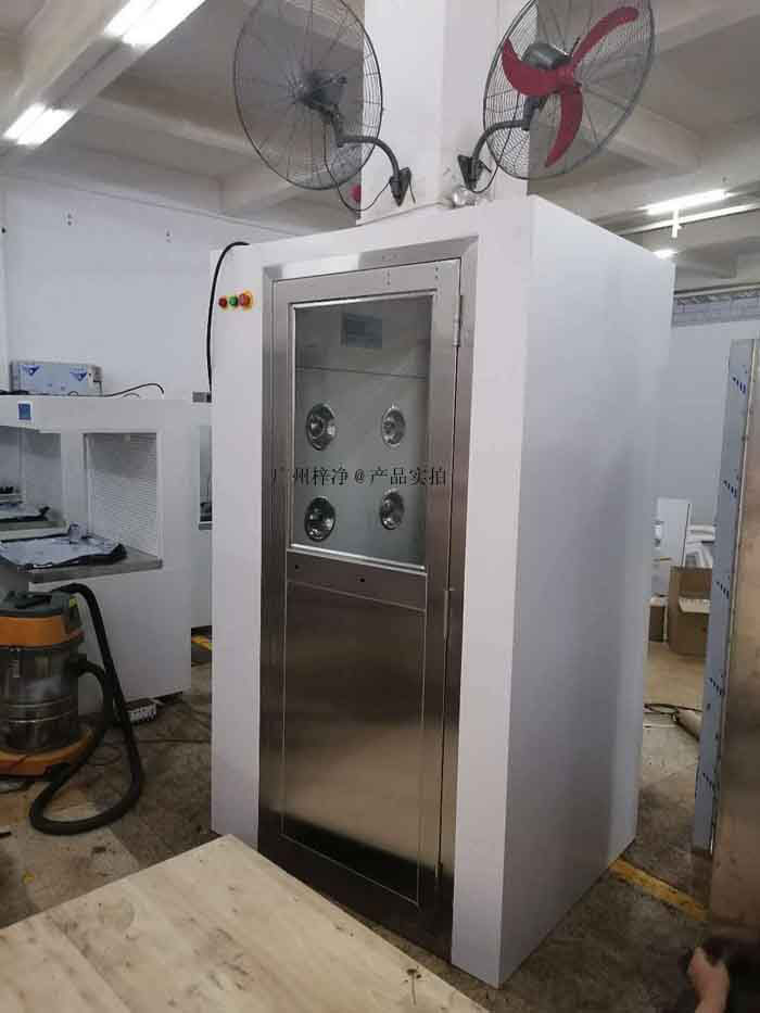 定期檢查風(fēng)淋室的各個部件，如門密封、風(fēng)速、風(fēng)量和控制系統(tǒng)，確保其正常運行。