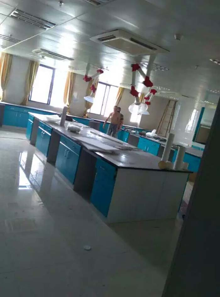 實驗臺應(yīng)安裝在穩(wěn)固的支撐結(jié)構(gòu)上，確保實驗臺在使用過程中的穩(wěn)定性。