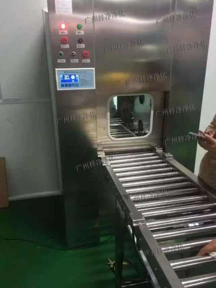 輸送線風淋傳遞窗與輸送線貨淋室是潔凈室中用于物品傳遞和空氣凈化的關(guān)鍵設(shè)備。 輸送線風淋傳遞窗與輸送線貨淋室是潔凈室中用于物品傳遞和空氣凈化的關(guān)鍵設(shè)備。