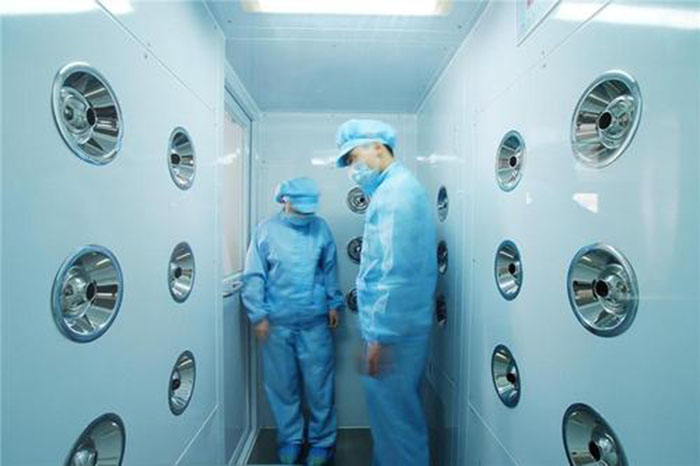 進(jìn)入風(fēng)淋室前，應(yīng)佩戴專用鞋套和帽子，鞋套應(yīng)與地面接觸面完全覆蓋，帽子則應(yīng)能覆蓋頭發(fā)，防止頭發(fā)飛揚(yáng)。