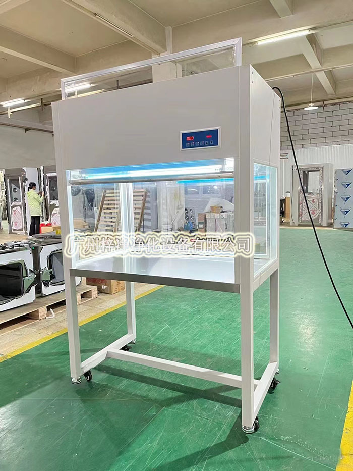 超凈工作臺(tái)通過高效過濾器提供單向或垂直單向氣流，形成局部潔凈區(qū)。