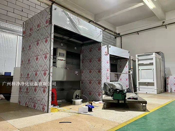 負壓稱稱量罩通過創造一個低氣壓的環境,防止生產過程中的粉塵、揮發物等有害物質逸散到外界環境中,同時確保稱量結果的準確性。 負壓稱稱量罩通過創造一個低氣壓的環境,防止生產過程中的粉塵、揮發物等有害物質逸散到外界環境中,同時確保稱量結果的準確性。