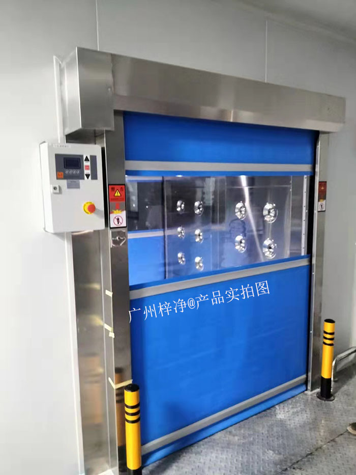 操作人員進入快速卷簾門風淋室，站在指定位置。