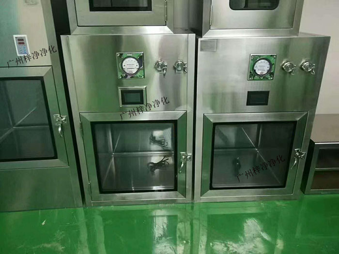 層流傳遞窗以減少潔凈室的開門次數，使潔凈室的污染降低到最低程度