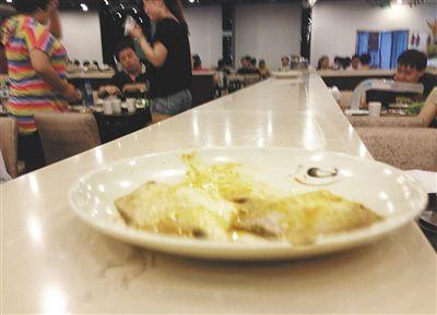 客人剩下的魚，被擺在一旁的石臺上，它們隨后被送往后廚，繞一圈后再次出現在餐臺。
